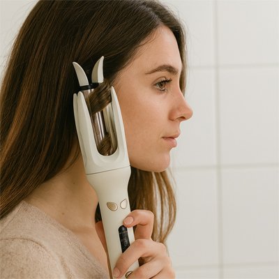 boucleur femme de profil