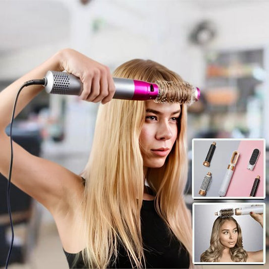 femme blonde avec seche cheveux
